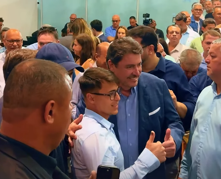 O deputado federal Eduardo Bolsonaro, filho do ex-presidente Jair Bolsonaro, participou por transmissão ao vivo, na manhã desta sexta-feira (20), de reunião do Diretório Estadual do PL em Goiânia para manifestar apoio à pré-candidatura do senador Wilder Morais ao Governo de Goiás.  Durante a fala, Eduardo defendeu que o Partido Liberal tenha candidatura própria no estado. “Sucesso ao senador Wilder. Vamos sentar e discorrer sobre isso [a eleição]. Diante da força que o PL tem em Goiás, não faz sentido não termos representante na disputa pelo governo”, afirmou. Ele também criticou possíveis alianças que não estejam alinhadas ao projeto bolsonarista, sem citar nomes, e destacou que lançar Wilder é estratégico para o partido.  O posicionamento ocorre em meio a divergências internas na legenda. Parte do grupo ligado ao deputado federal Gustavo Gayer resistia à pré-candidatura própria, defendendo negociação para integrar uma chapa governista e disputar o Senado. Mesmo ausente do evento, Gayer foi citado por Eduardo, que adotou tom conciliador ao afirmar que o parlamentar “tem cumprido tudo o que o ex-presidente tem dito”.  A reunião contou com a presença de prefeitos do interior, vereadores de Goiânia e Anápolis, deputados estaduais e lideranças do partido. Entre os prefeitos estavam Disterro Santos (Britânia), Garibaldo Neto (Buriti Alegre), Geneilton Assis (Jataí), Marly Rezende (Portelândia), Maycllyn Carreiro (Morrinhos), Osélia Carvalho (Turvelândia) e Paulo Trabalho (Posse). Também participaram os deputados estaduais Major Araújo e Eduardo Prado, o deputado federal Zacarias Calil e o ex-deputado Fred Rodrigues. Gustavo Gayer, Magda Mofatto e Daniel Agrobom não compareceram.  Ana Paula Rezende é anunciada como vice  Durante o evento, Wilder Morais confirmou o nome de Ana Paula Rezende como pré-candidata a vice-governadora na chapa do PL. Filha do ex-prefeito e ex-governador Iris Rezende, Ana Paula oficializou sua saída do MDB e filiou-se ao Partido Liberal na manhã desta sexta-feira.  Em discurso, afirmou que a decisão foi difícil, mas necessária. “Saio do MDB, sigla que meu pai lutou e foi apaixonado. Mas também saio do partido que fechou as portas do legado que meu pai deixou. Quando as portas se fecham, precisamos prosseguir e encontrar novos caminhos”, declarou.  A filiação foi abonada pelo presidente nacional do PL, Valdemar Costa Neto, que participou do encontro e reafirmou apoio integral à candidatura de Wilder. Segundo ele, antes do evento, o senador buscou o aval de Jair Bolsonaro. “O Bolsonaro mandou falar comigo que o Wilder tinha aprovação dele como presidente. Ele precisa ser candidato para ajudar a campanha do Flávio Bolsonaro”, disse.  Valdemar também destacou que o PL terá maior tempo de televisão e recursos partidários para a disputa, além do apoio das bancadas estaduais e federais. Em tom crítico ao governo federal, defendeu mudanças na condução econômica do país e reforçou o alinhamento nacional da legenda.