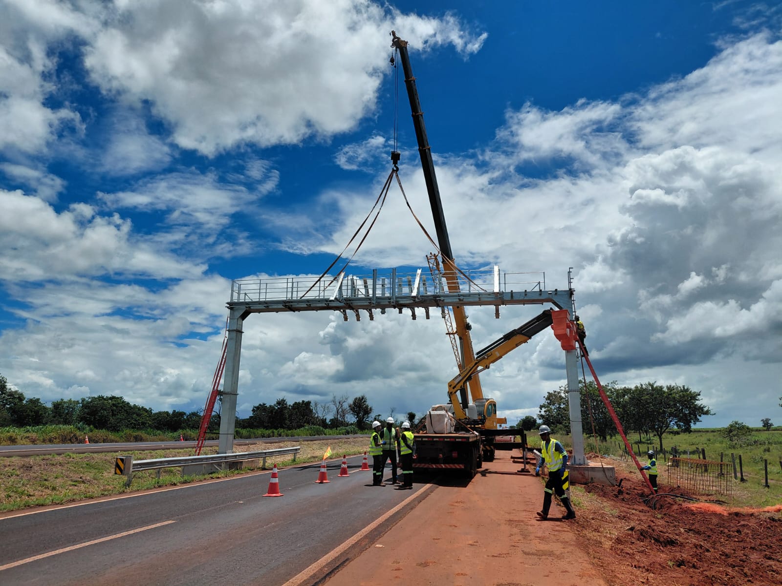 Instalados os pórticos de pedágio na BR-060, em Acreúna