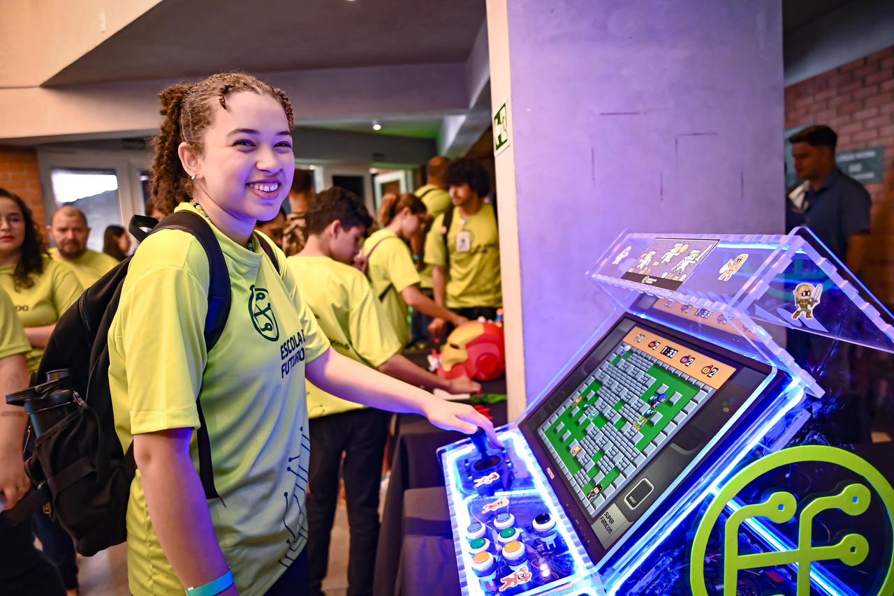 Tech é Social entrega cartões para alunos das Escolas do Futuro