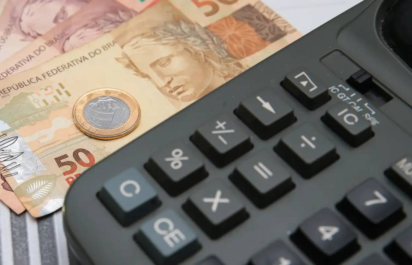 Brasil tem recorde de famílias endividadas e mais contas em atraso, revela pesquisa da CNC