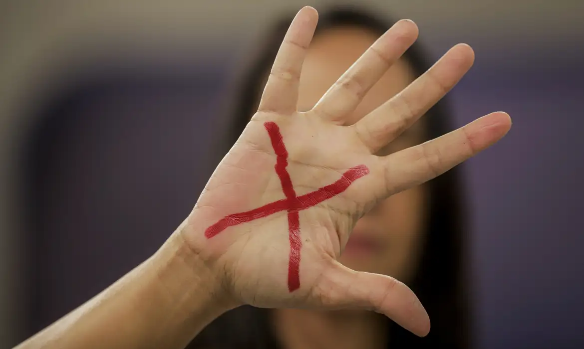 Publicadas leis que ampliam combate à violência contra as mulheres