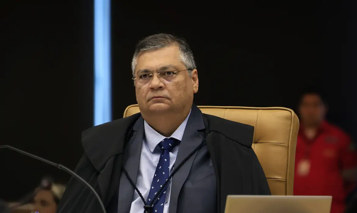 Dino pede que Câmara explique viagem de Mário Frias ao exterior