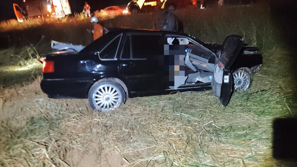 Bombeiros atuam em grave acidente entre caminhão e carro de passeio na GO-139, em Caldas Novas