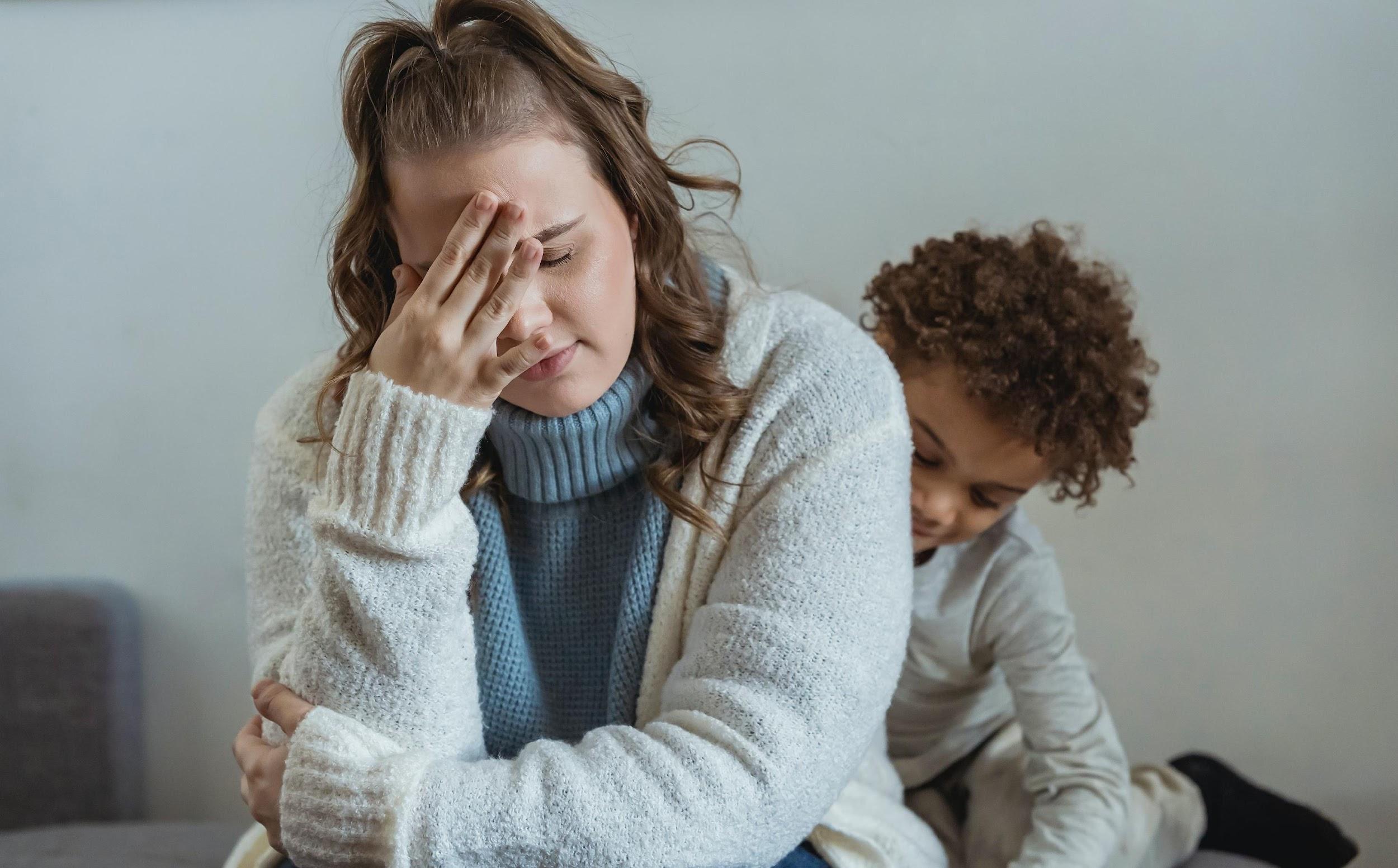 Maternidade atípica revela rotina de exaustão emocional e desafios invisíveis no cuidado dos filhos