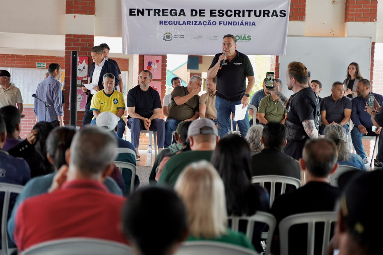 Prefeito Sandro Mabel entrega 311 escrituras a moradores da Região Noroeste