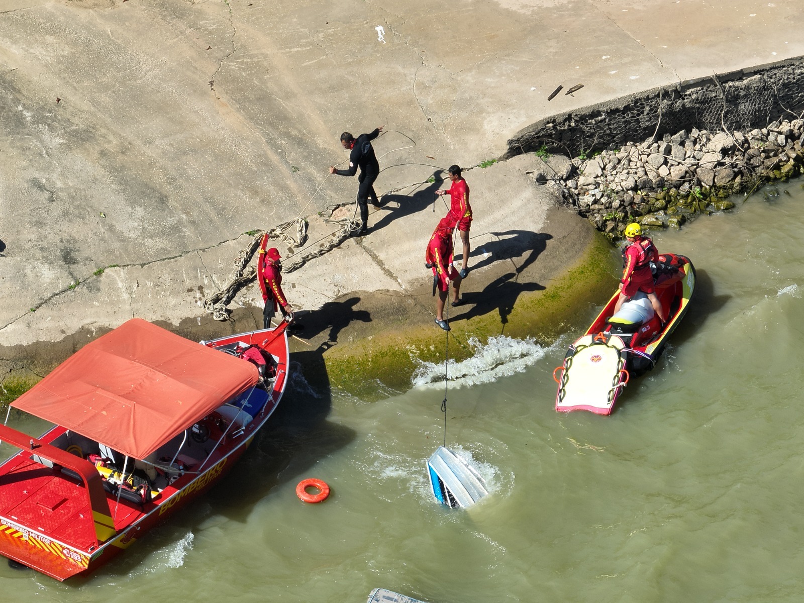 Bombeiros evitam naufrágio de embarcação no Rio Vermelho durante a Operação Férias Turista Seguro