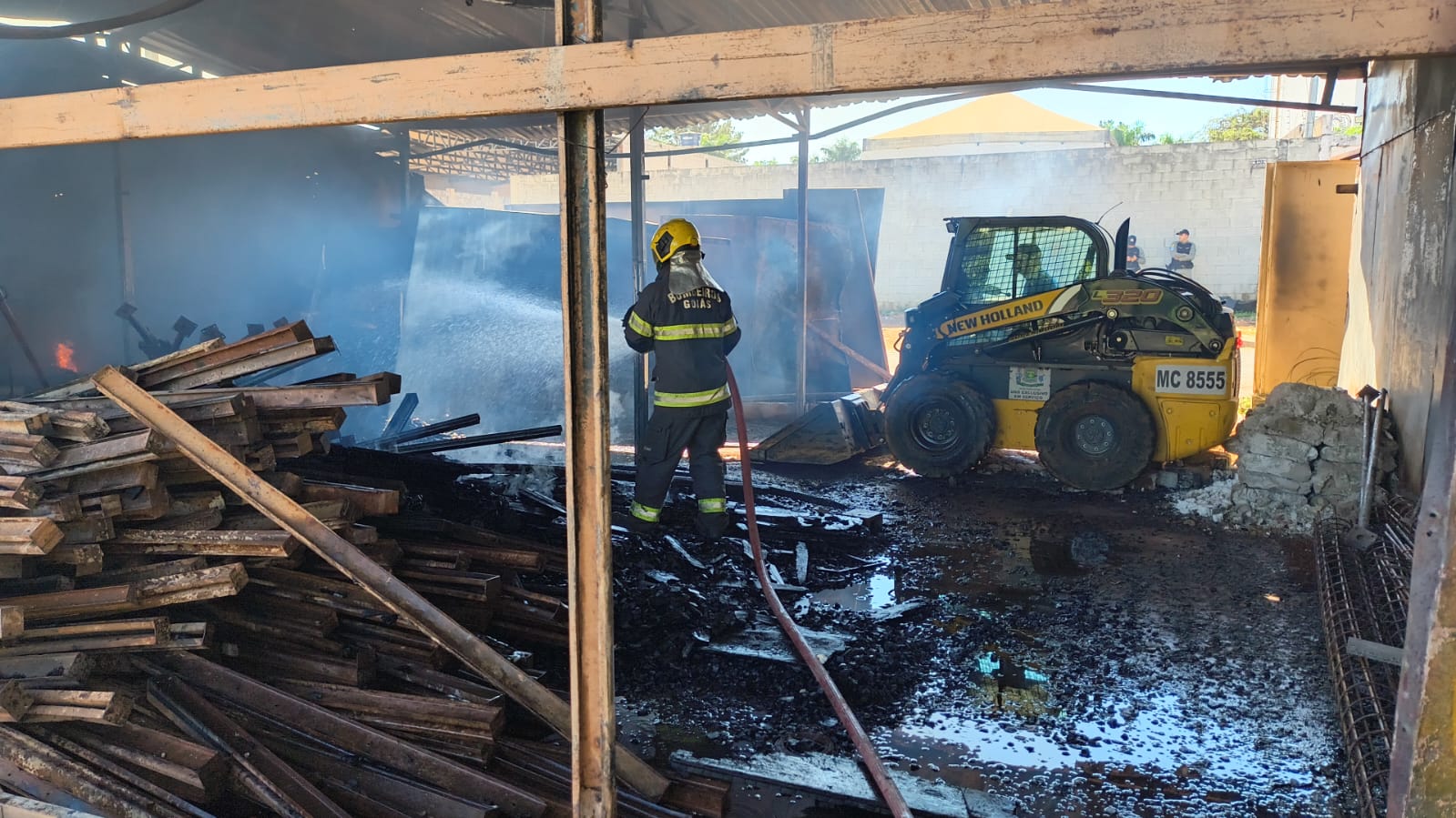 INCÊNDIO EM DEPÓSITO MOBILIZA CORPO DE BOMBEIROS EM GOIÂNIA