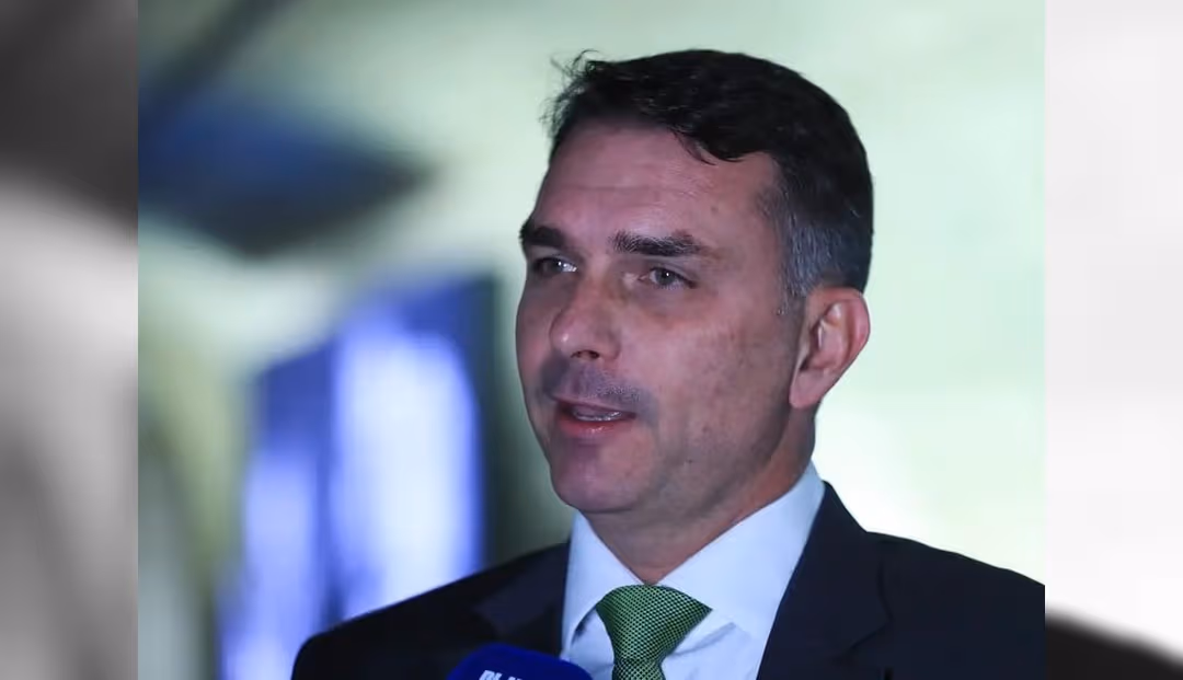 Declarações de Flávio Bolsonaro sobre urnas fazem ministros do TSE lembrarem precedente que resultou em cassação