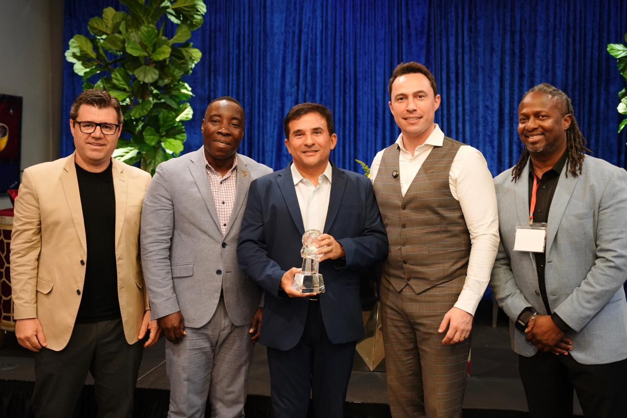 Ministro do Esporte recebe prêmio Global Goal Connect por atuação no esporte e futebol feminino