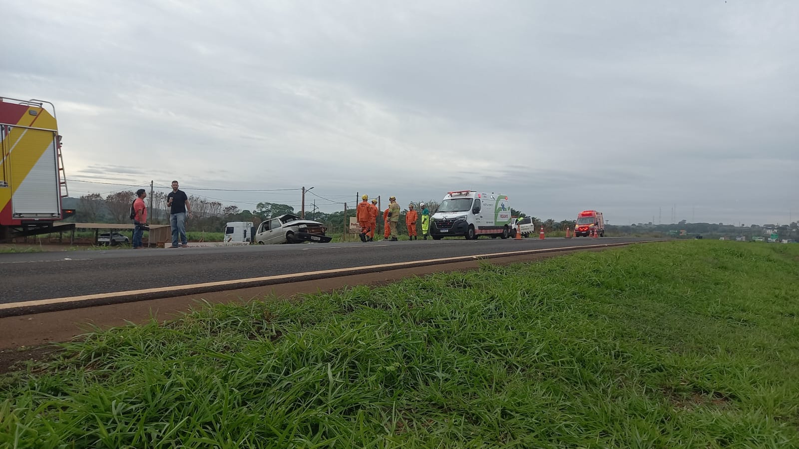 Capotamento na BR-060 deixa um jovem morto e outro ferido
